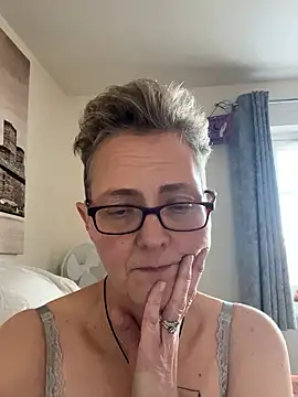 Curvy-Jinx live sex cam