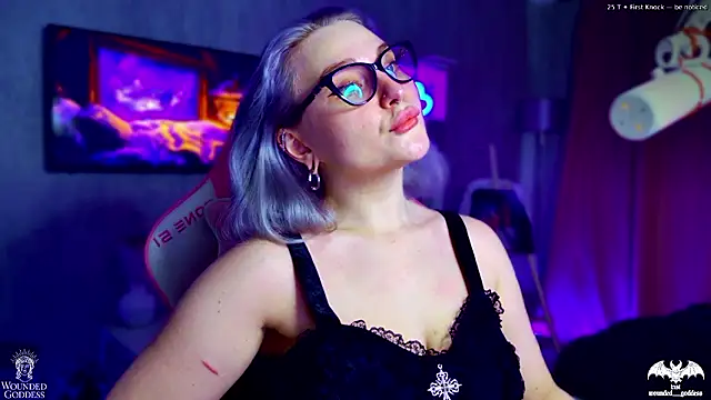 Wounded_Goddess_ live sex cam