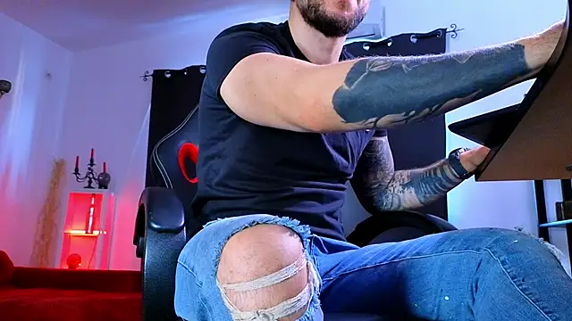 MightyAaron66 live sex cam