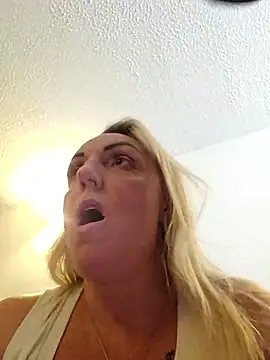 theblondecocklover live sex cam