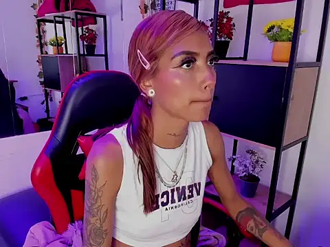 KarlaSlutSkinny__ live sex cam