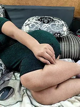 Iampriyaaa15 live sex cam