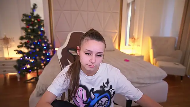 TinyNatalie's cam snapshot