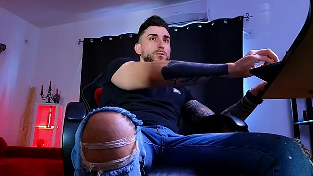 MightyAaron66 live sex cam