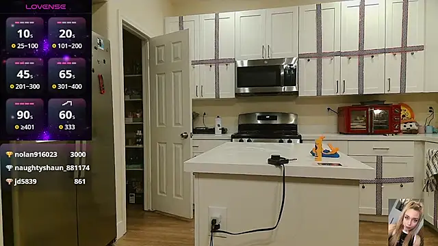 Blondiewithanass's cam snapshot