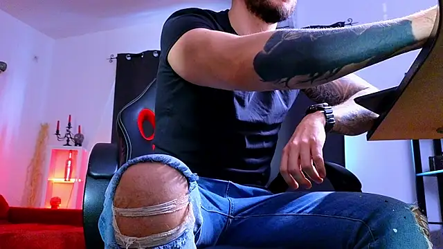 MightyAaron66 live sex cam