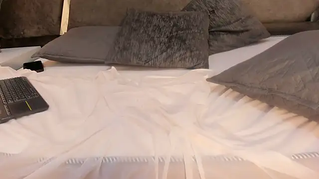 isaa_and_juanjo live sex cam