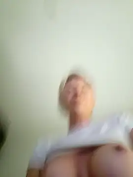 Raluca_Fr's cam snapshot