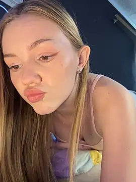 MilaMoone live sex cam