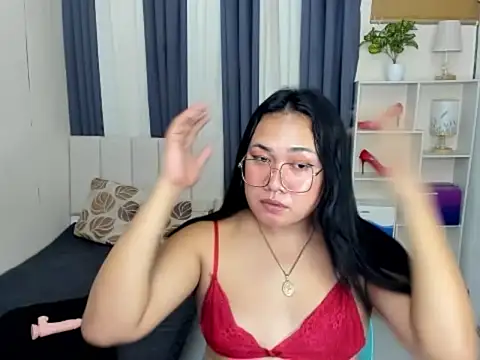 TsUncutKaren live sex cam