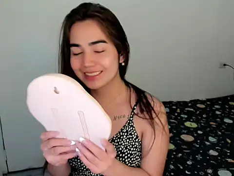 nica_doll live sex cam