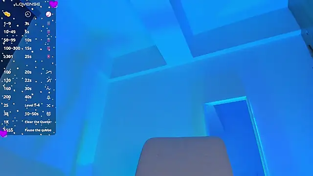 laura-hills18 live sex cam