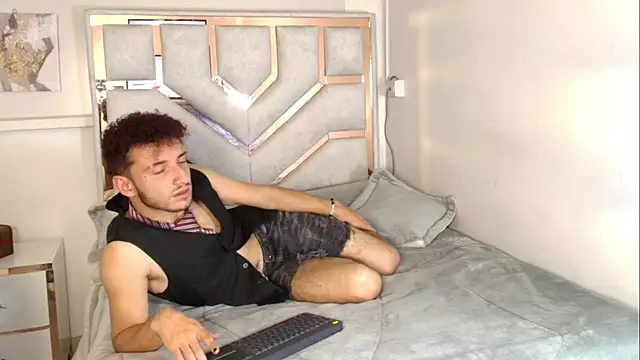 Curlystartt live sex cam