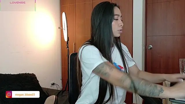 megan_bluee23's cam snapshot