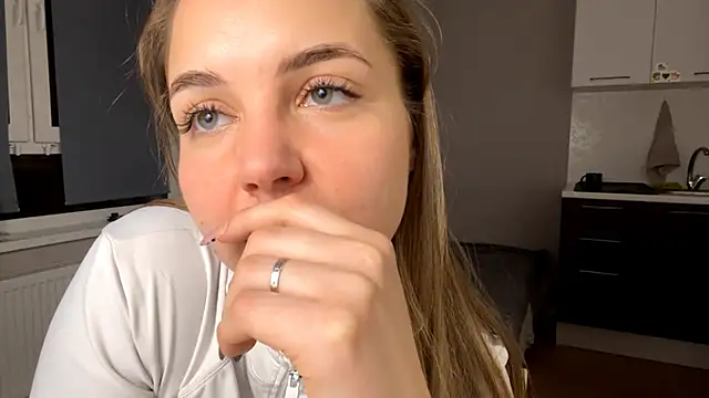 AliceQueenGirl's cam snapshot