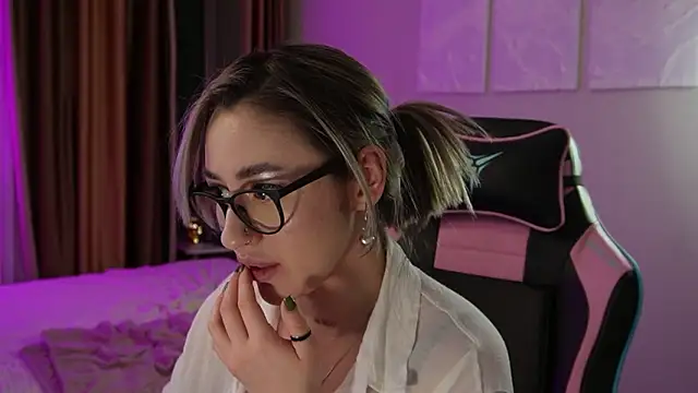 Fiona-Love live sex cam