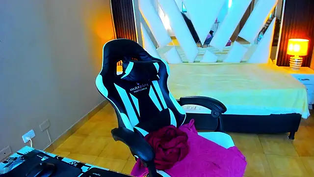 Linda4Petite's cam snapshot