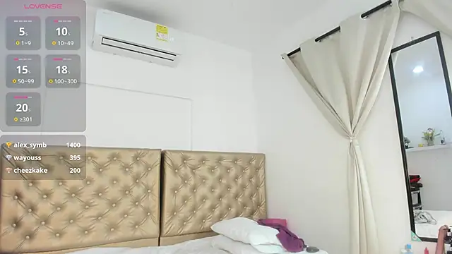 Alessiiaa_ live sex cam