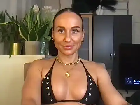 GluteQueenE live sex cam