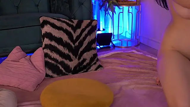 AlenaCapricious live sex cam