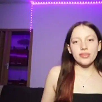 YoungLisaa18 live sex cam