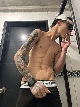 Zeus_Bigcock21 live sex cam