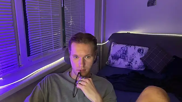 Leonnextdoor live sex cam