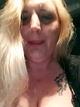 BecciDeluxe live sex cam