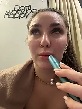 KiraBarlows live sex cam