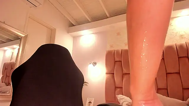 aishathornee's cam snapshot