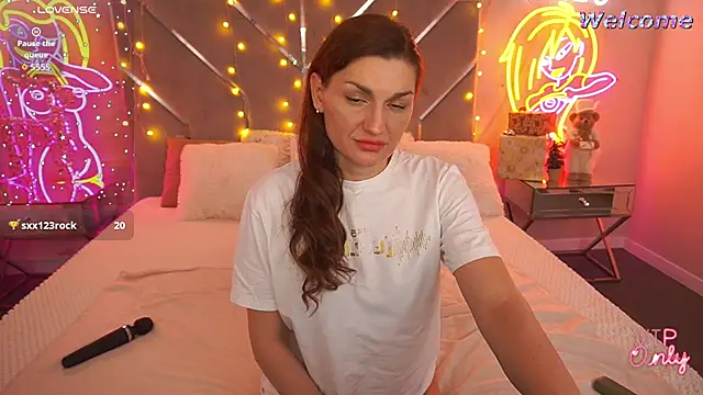 EllaGoldenn live sex cam