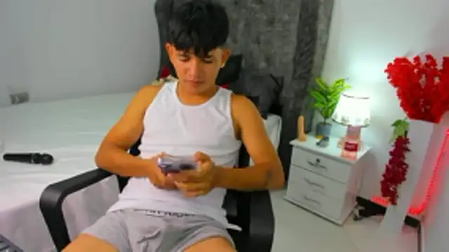 Mikke18 live sex cam