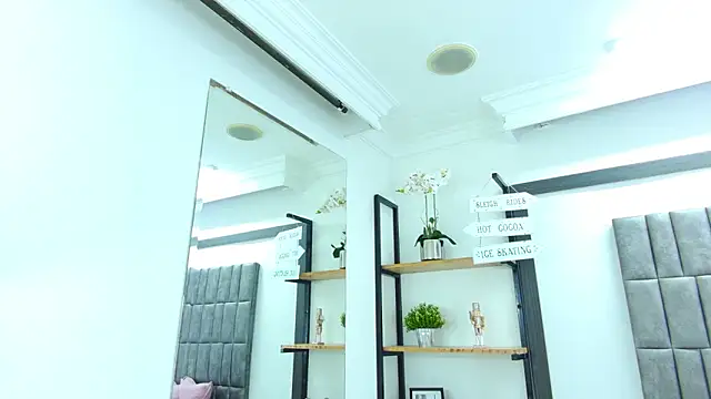 Skyler_Fox_'s cam snapshot