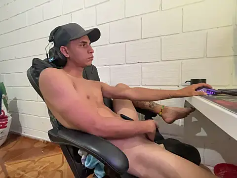 Max_TheHorseDick live sex cam