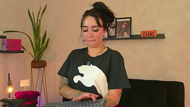 EmmyEvans1 live sex cam