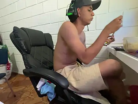 Max_TheHorseDick live sex cam