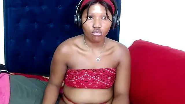 BUNNYCHOWX28 live sex cam