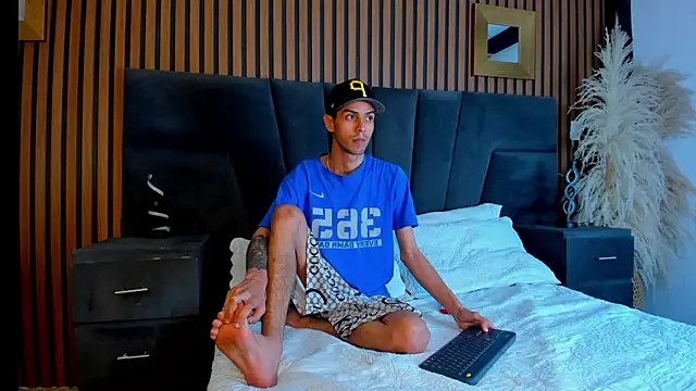 DerryAndIzzy live sex cam