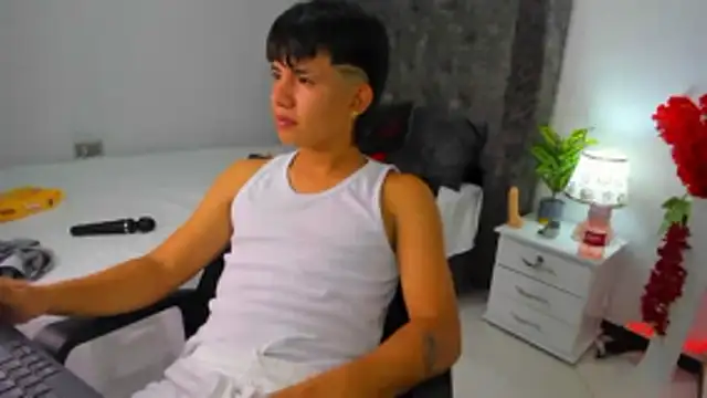 Mikke18 live sex cam