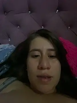 Scarlet_noire_outdoors_'s cam snapshot