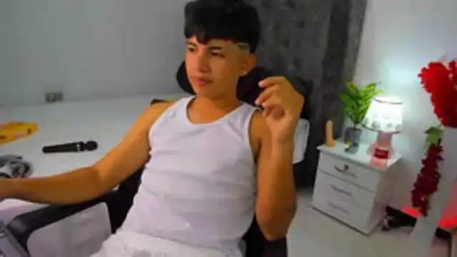 Mikke18 live sex cam