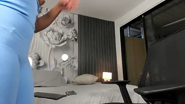 LilyPrice's cam snapshot