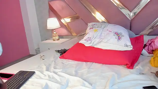 SaraaNova live sex cam