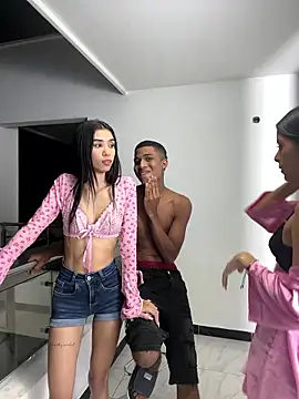 hotlittleones18 live sex cam