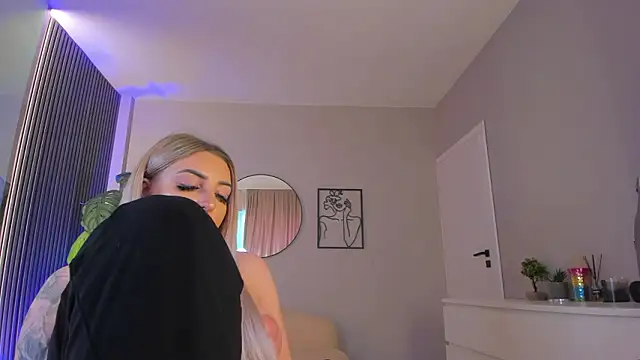 emily_bloom's cam snapshot