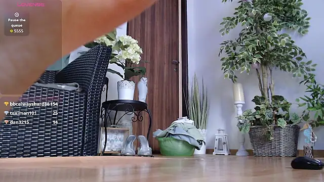 Squirtmania live sex cam