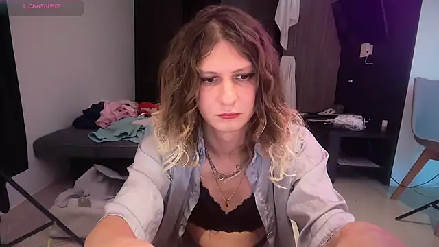 AlicePinkhead live sex cam