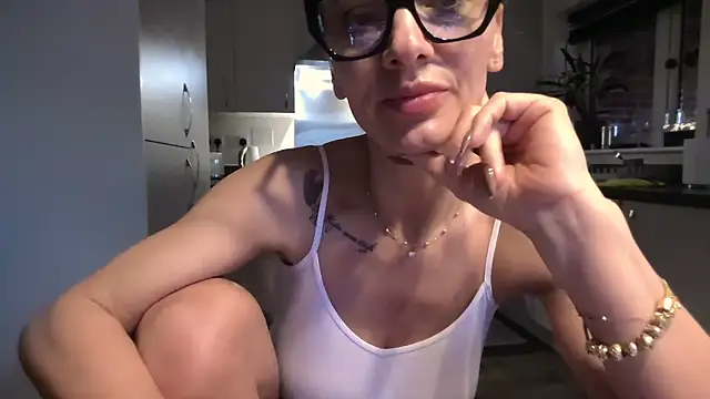 QuenMonicaUK live sex cam