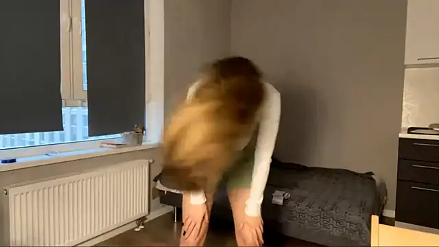 AliceQueenGirl's cam snapshot