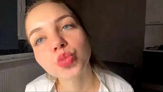 AliceQueenGirl's cam snapshot